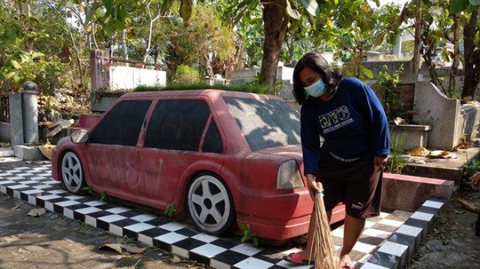 Unik! Makam Ini Memiliki Nisan yang Berbentuk Mobil, Kuburan Rasa Taman?