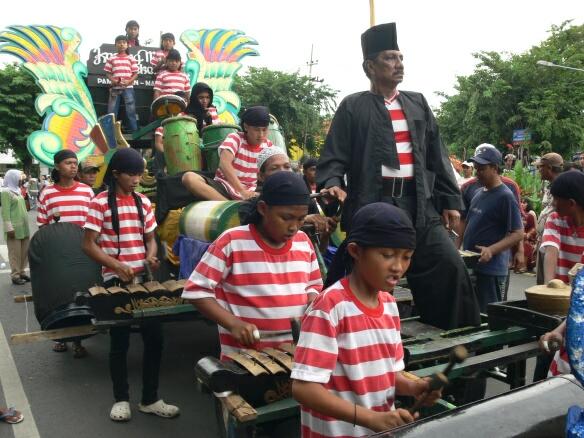 Tong-Tong Alat Musik Madura yang Digunakan Sebagai Tanda 
