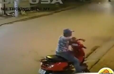 Lagi Asyik Duduk Pria Ini Ditabrak Motor Dari Belakang, Kondisi Korban Bikin Lucu
