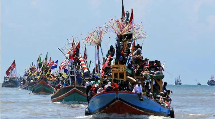 Upacara Rokat atau Petik Laut