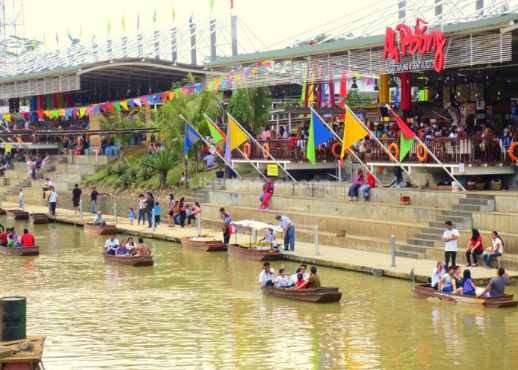 Mau Wisata Paling Lengkap? Yuk Coba Pasar Ah Poong, Bisa Makan Sambil Ngapung Lho!