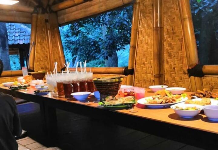 Mau Wisata Paling Lengkap? Yuk Coba Pasar Ah Poong, Bisa Makan Sambil Ngapung Lho!