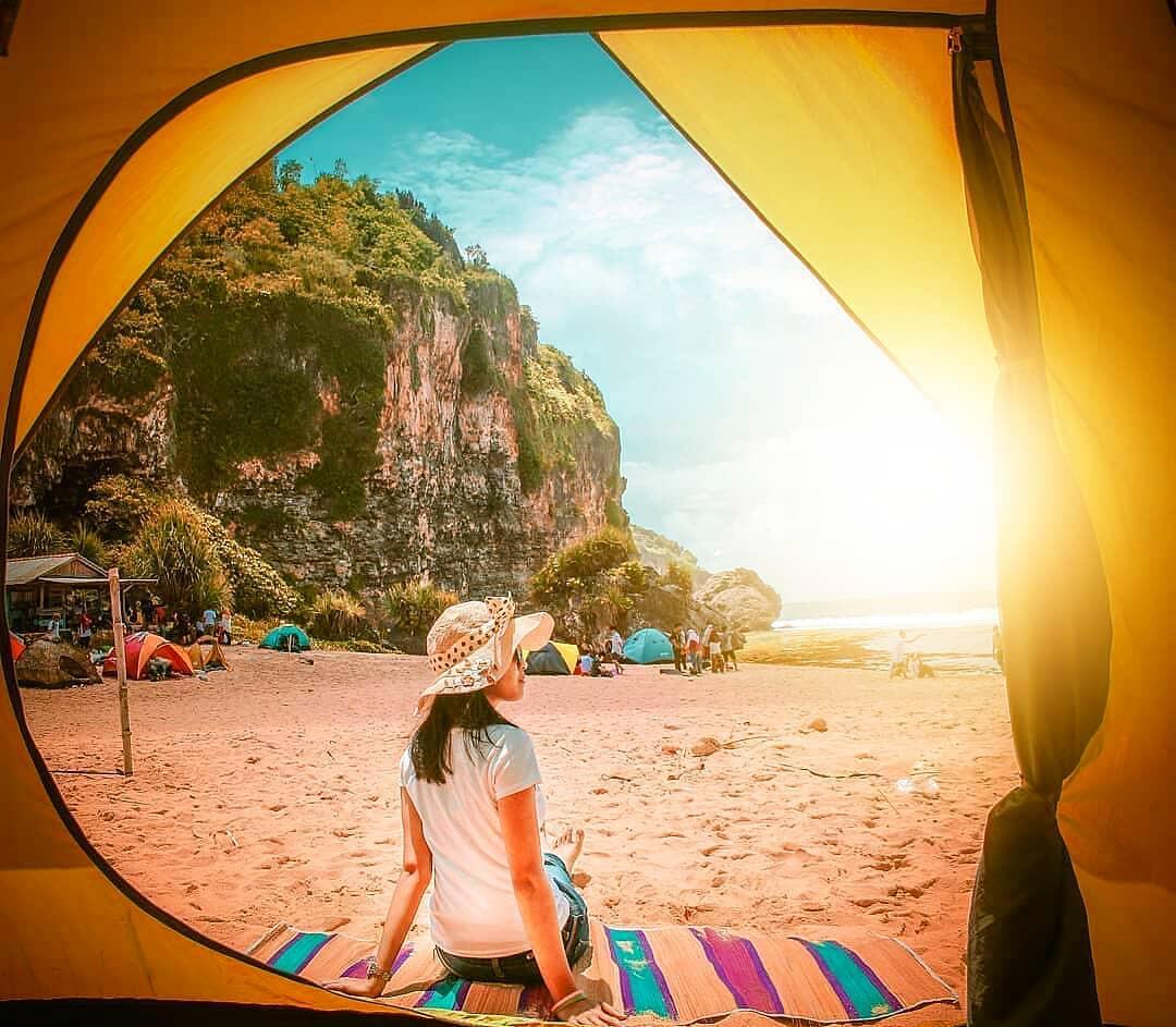 10 Tempat yang Bagus Buat Camping Bareng Pacar Check!