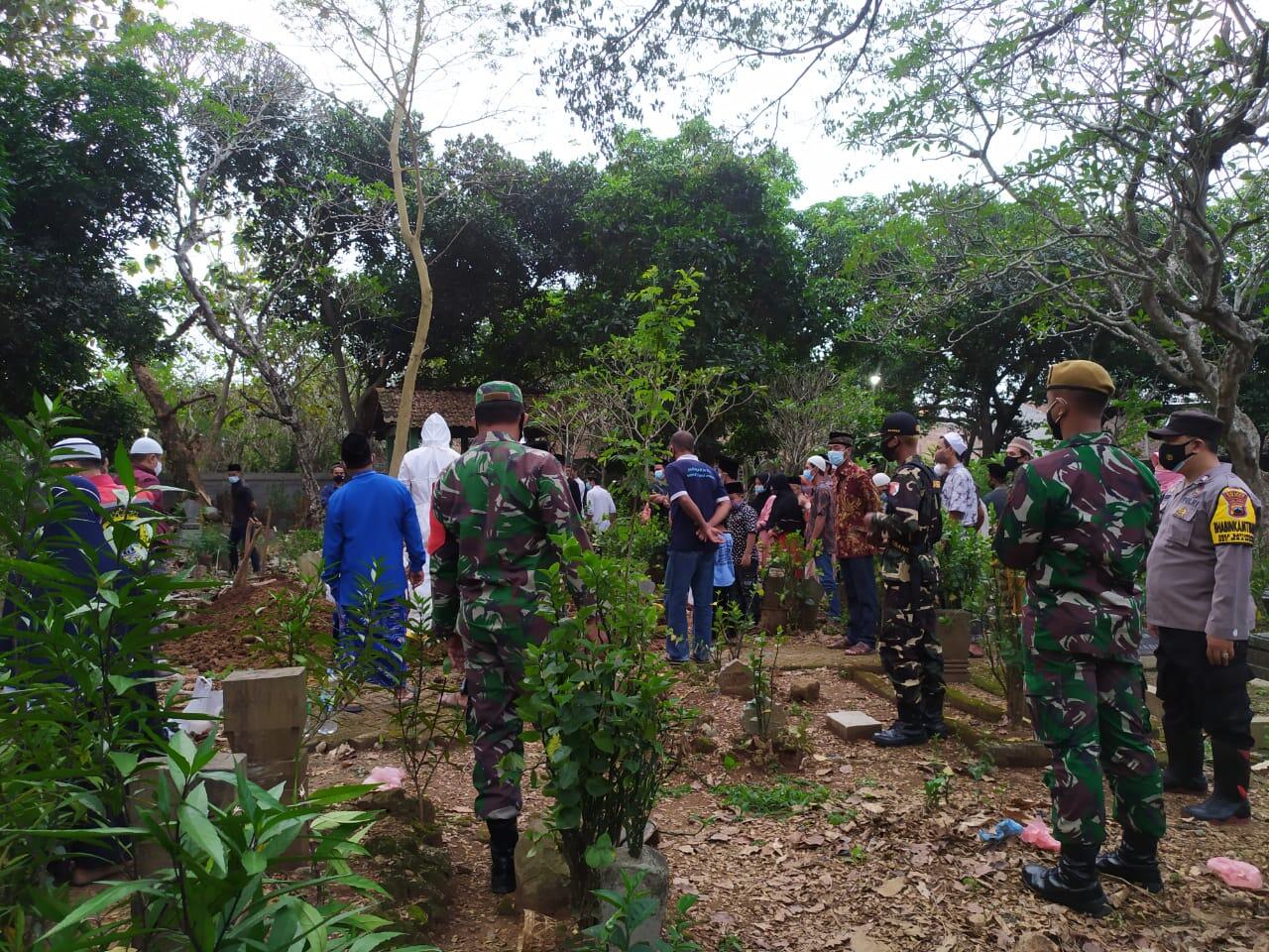 Diduga Terkonfirmasi, Warga Batursari Mranggen Dimakamkan Dengan Protokol Covid-19