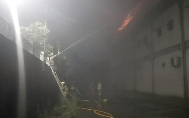 Pabrik Percetakan di Kawasan Industri Pulogadung Diamuk Si Jago Merah