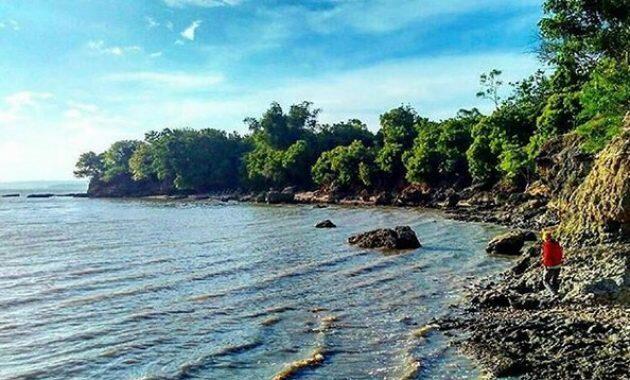 Wisata Pantai Rongkang, Pantai dengan Banyak Batu Karang