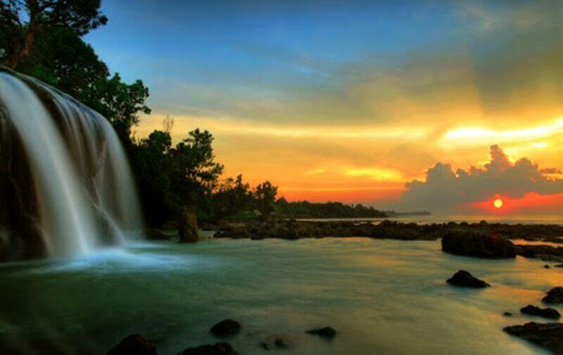 Keindahan Air Terjun Yang Langsung Jatuh Ke Laut