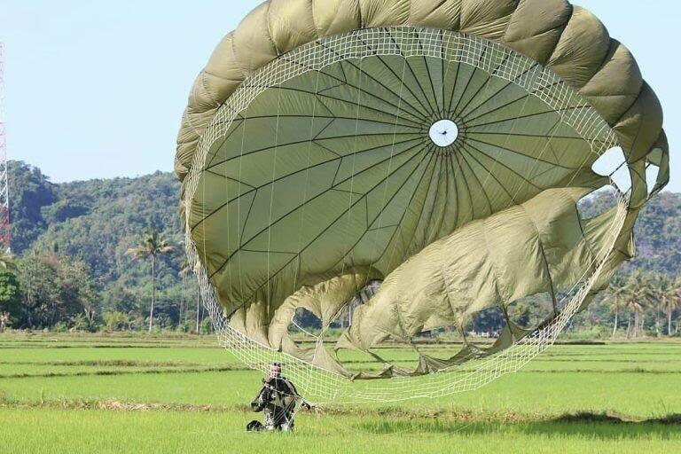 Mengapa Parasut Milik TNI Berlubang ?