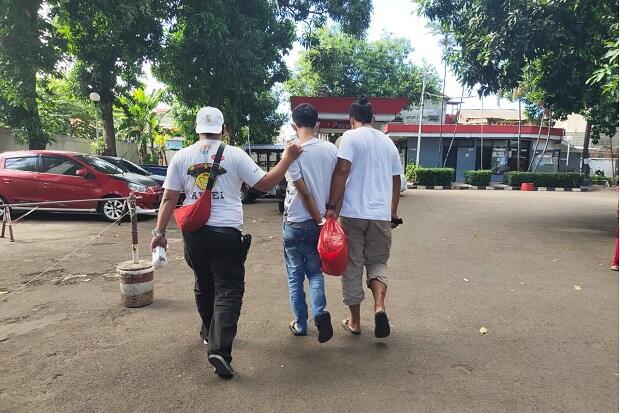 Apes, Tak Sadar Menjambret HP yang Tengah Live FB Wajah Penjambret Terekam Kamera