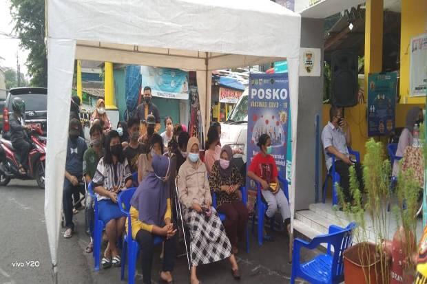 Puluhan Orang di Senen Jalani Vaksinasi Massal