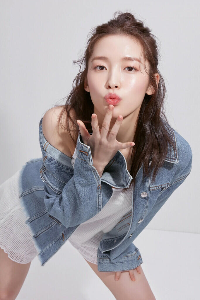 Arin ‘Oh My Girl’ Beri Bantuan untuk Remaja Yatim Piatu