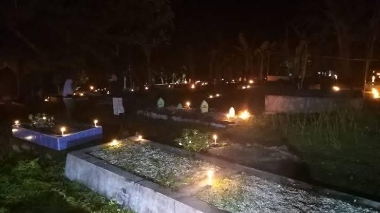 Tradisi Unik Masyarakat Maluku, Menyalakan Damar di Kuburan Pada Malam 27 Ramadhan