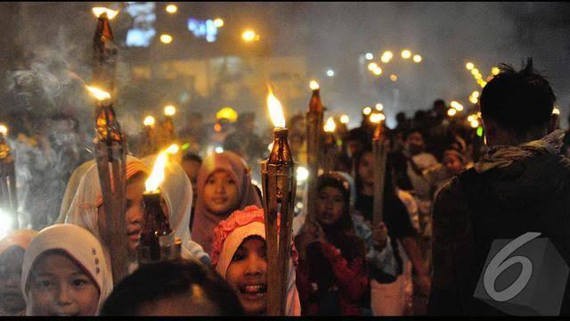 Tradisi Unik Masyarakat Maluku, Menyalakan Damar di Kuburan Pada Malam 27 Ramadhan