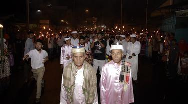 Tradisi Unik Masyarakat Maluku, Menyalakan Damar di Kuburan Pada Malam 27 Ramadhan