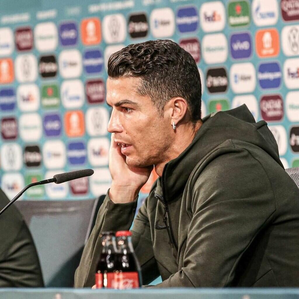 UEFA Minta Pemain Stop Pindah-pindahin Botol Sponsor