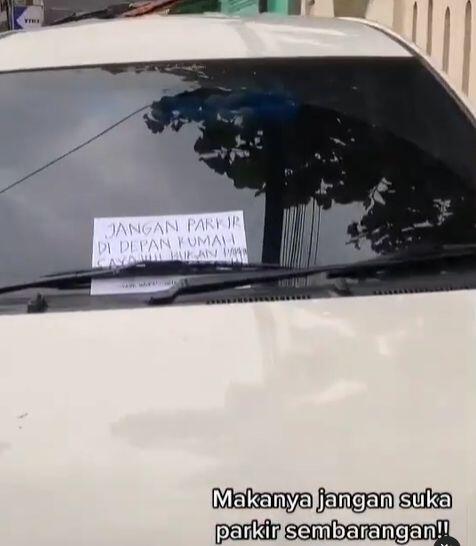 Wanita Kempesi Ban Mobil, Tak Terima Jalan Umum Depan Rumahnya untuk Parkir