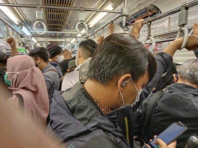 Kerumunan Penuh Sesak Penumpang KRL Disoal, KAI Commuter Beberkan Ini