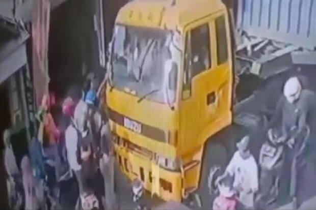 Video Viral, Pengantar Jenazah Pecahkan Kaca Truk Kontainer