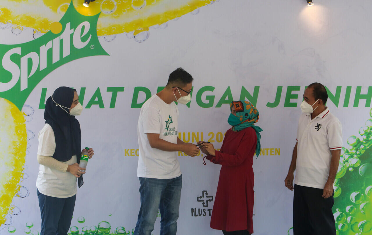 SPRITE Serahkan Bantuan Kacamata Berbahan Botol Plastik Daur Ulang di Banten &amp; Bali