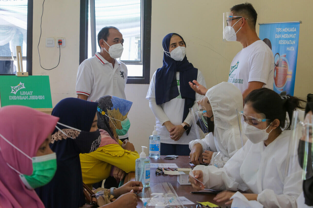 SPRITE Serahkan Bantuan Kacamata Berbahan Botol Plastik Daur Ulang di Banten &amp; Bali