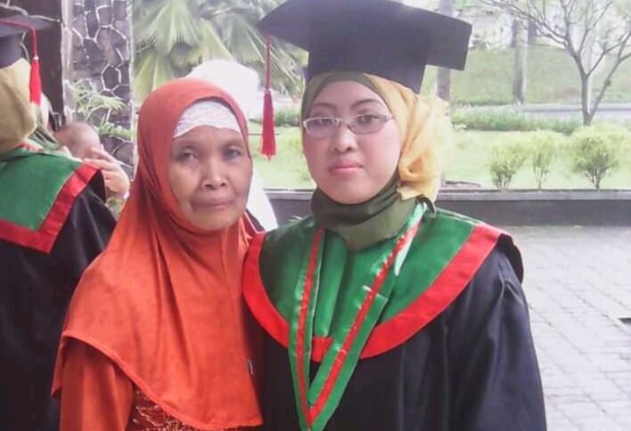 Ibu Aslamiyah, Wanita Tangguh yang Sanggup Besarkan 3 Anaknya Sampai Jadi Sarjana