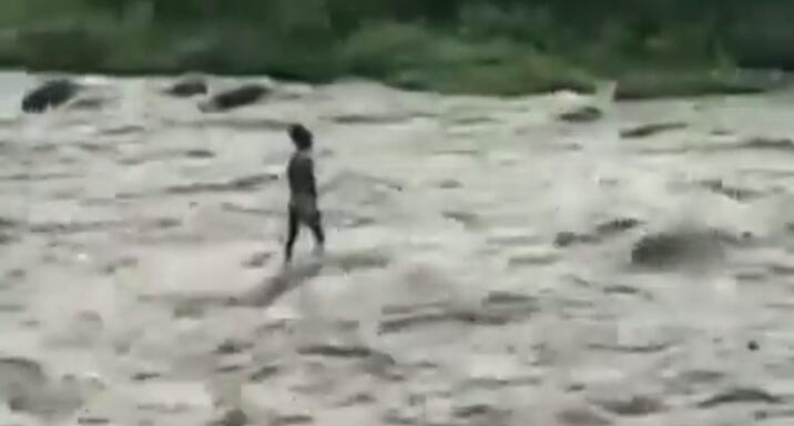 Viral Video Pemancing Terjebak Arus Deras di Tengah Sungai Serayu, Ini Kronologisnya