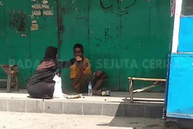 Bikin Haru, Siswi SMA Ini Tak Sungkan Suapi ODGJ yang Kelaparan