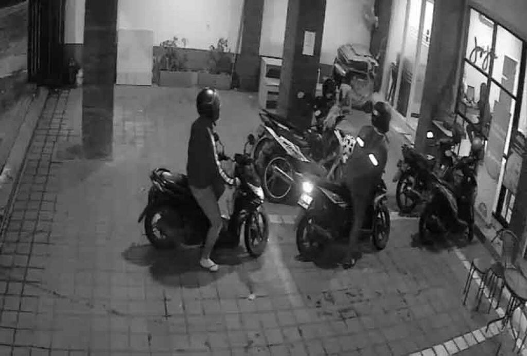 Alih - Alih Romantis , Pasangan Kekasih Ini Malah Berkomplot Curi Motor