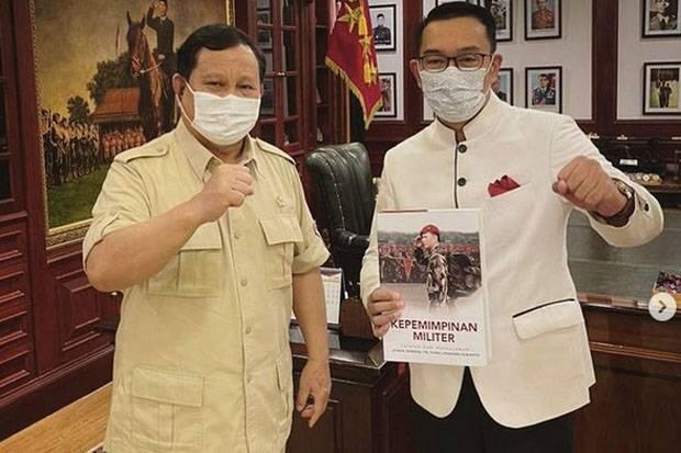 Prabowo Kasih Buku Militer ke Ridwan Kamil, Netizen: Ada Aroma Kecocokan