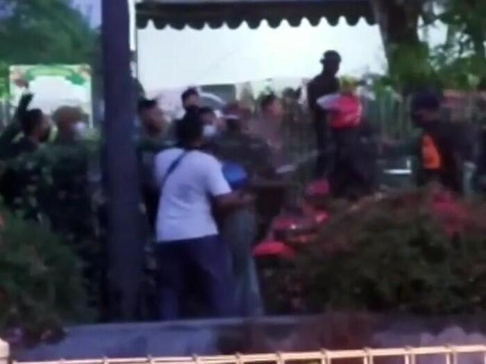 Viral Massa Lempari Pos Penyekatan Surama

