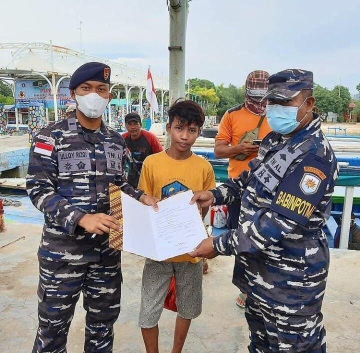 Bocah Laki-Laki Terapung-apung Di Tengah Lautan, TNI AL Langsung Mengevakuasi Korban