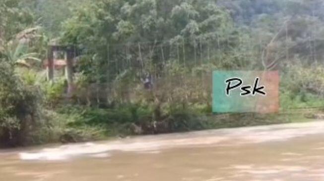 Viral Video Siswi Nekat Meniti Kawat Jembatan Rusak, Di Sini Lokasinya