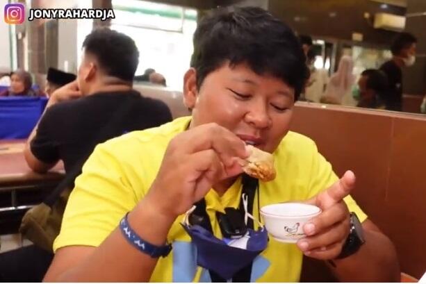 Makan Pempek Sampai Merem Melek, Vlogger Mencontohkan Cara Makan Pempek yang Benar