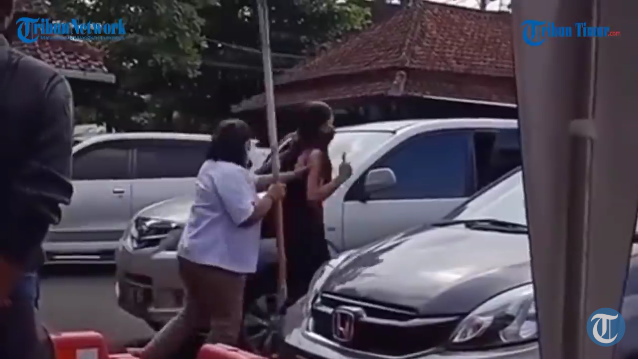 Waduh... SPG ROKOK Diamuk oleh ibu-Ibu, Karena Persaingan dagang!