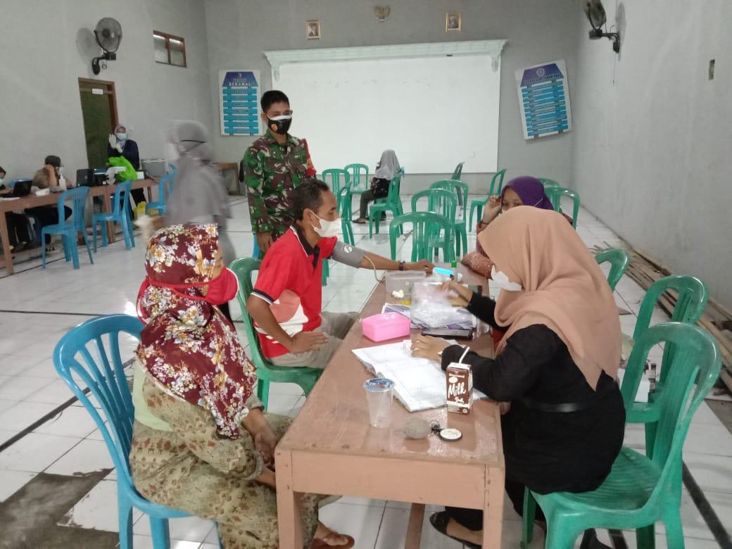 Babinsa Jamus Koramil 12/Mranggen Ajak Warga Untuk Tidak Takut Divaksin