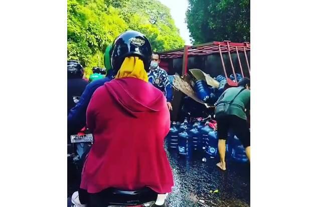 Terguling, Truk Muatan Galon Air Mineral Timpa Motor di Ragunan