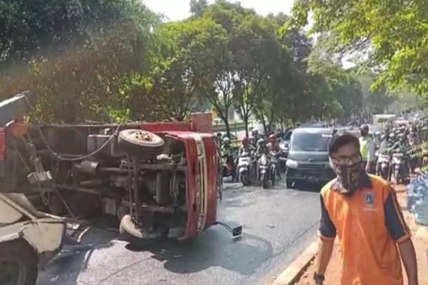 Truk Galon Guling di TB Simatupang, Kemacetan Lalu Lintas Sampai 4 Km