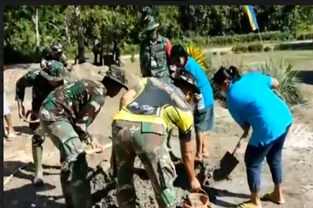 Emak-Emak di Koltim Angkat Skop Bantu TNI Bangun Gereja