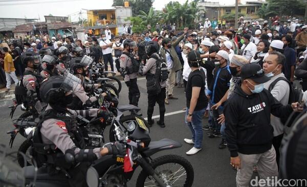 Pendukung Rizieq Berkerumun, Satgas: Tingkatkan Risiko Penularan Covid-19