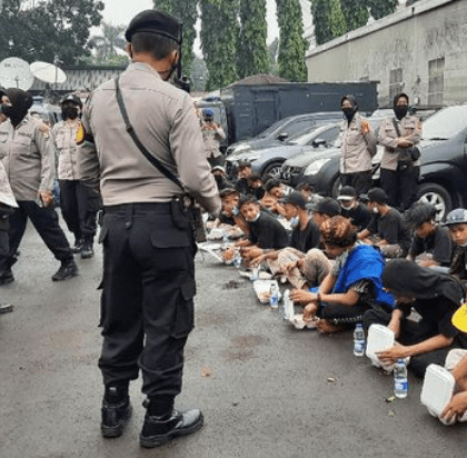 Puluhan Anak Di Bawah Umur Dibayar Rp150rb untuk Nonton Sidang Rizieq di PN Jaktim