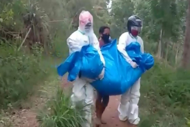 Belum Ditracing, Keluarga Korban COVID-19 yang Dibungkus Terpal Resahkan Warga