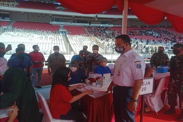 Sambangi Stadion GBK, Anies Tinjau Langsung Vaksinasi Massal untuk Warga Jakarta