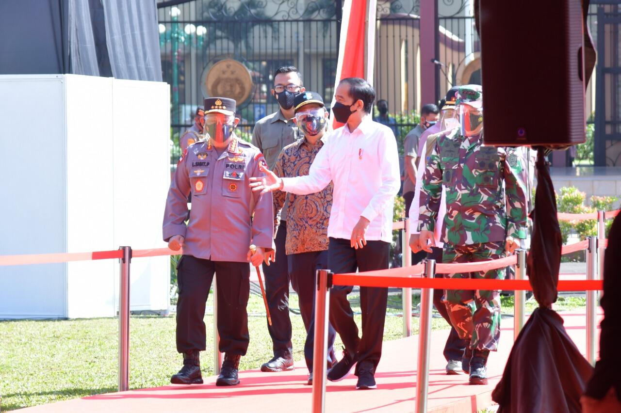 Presiden Jokowi Tinjau Vaksinasi Massal Jelang HUT Bhayangkara ke-75 