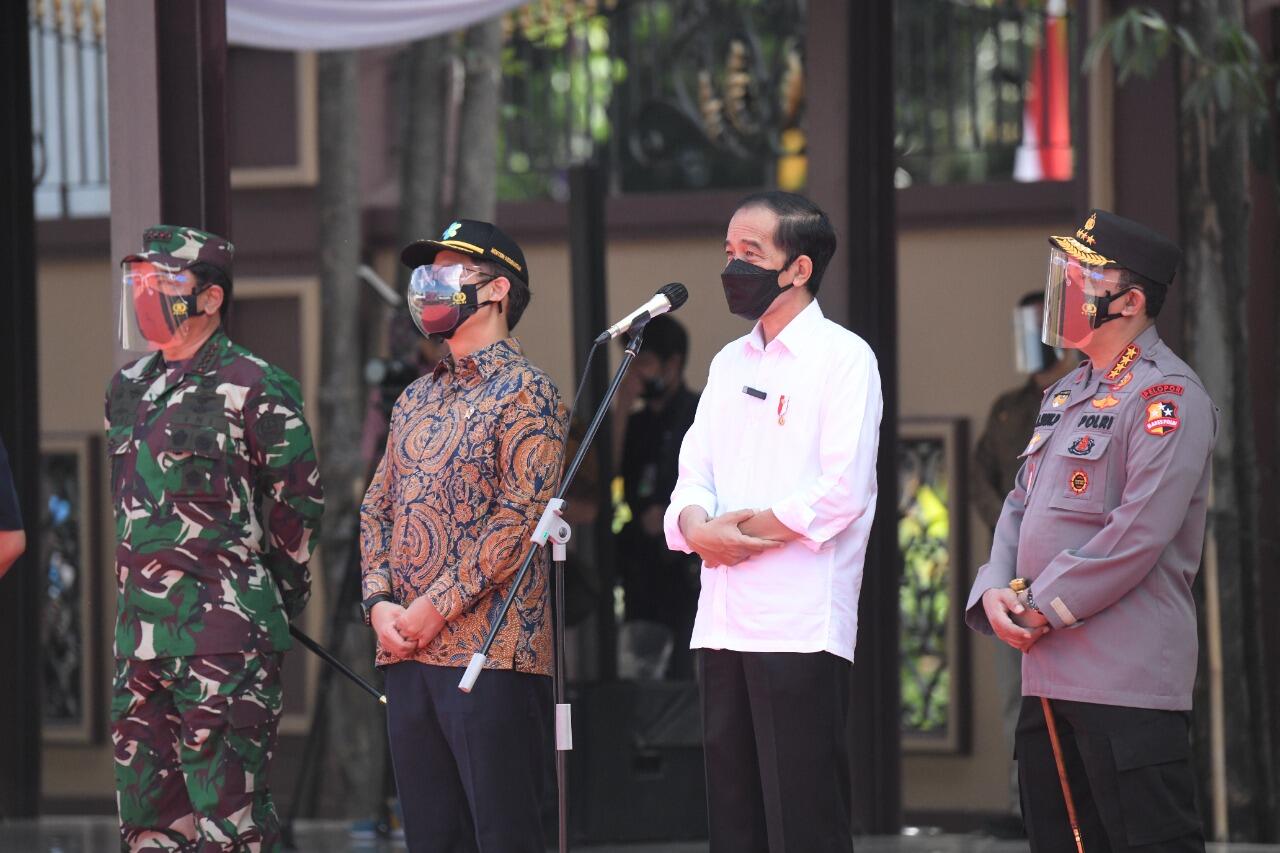 Presiden Jokowi Tinjau Vaksinasi Massal Jelang HUT Bhayangkara ke-75 