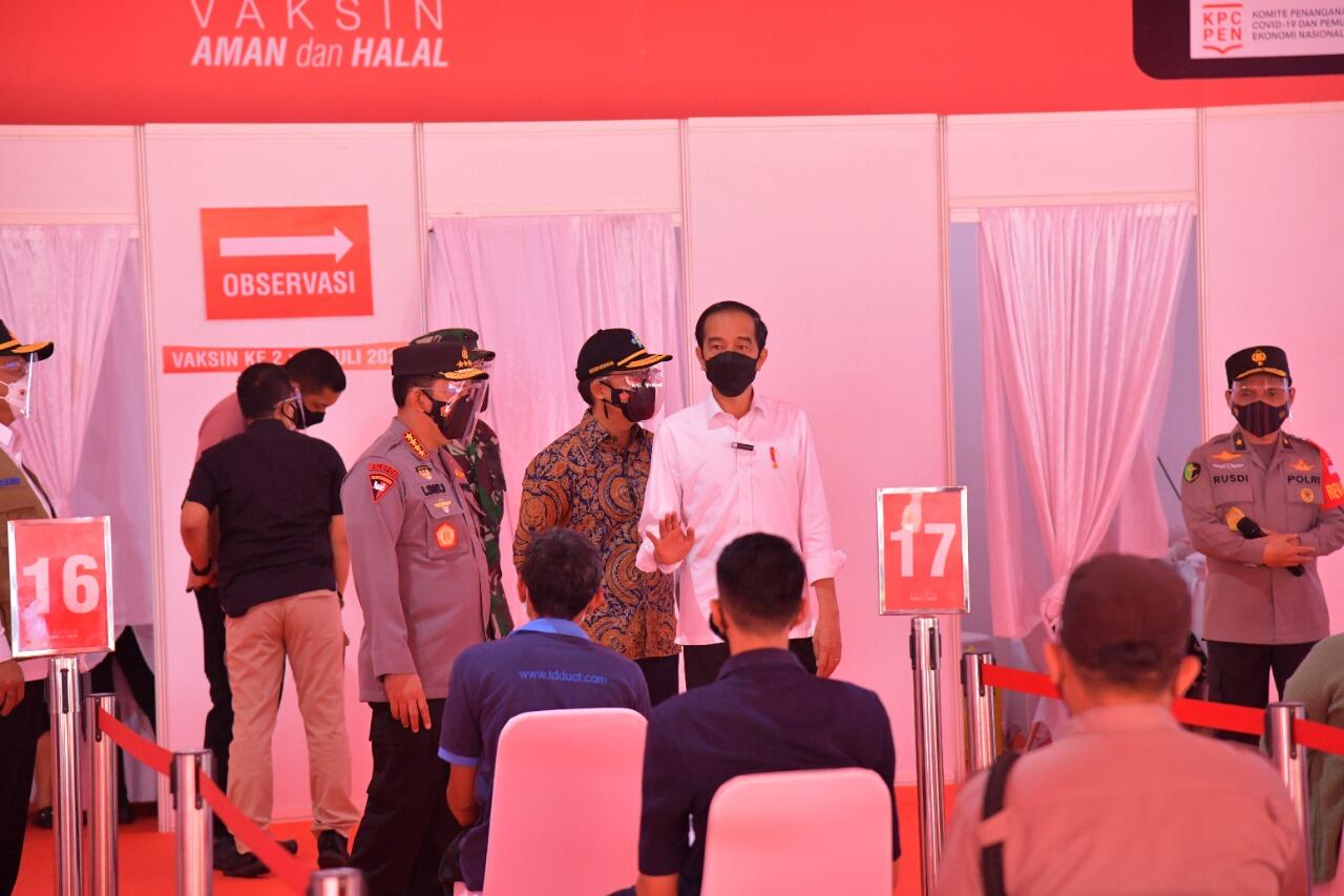 Presiden Jokowi Tinjau Vaksinasi Massal Jelang HUT Bhayangkara ke-75 