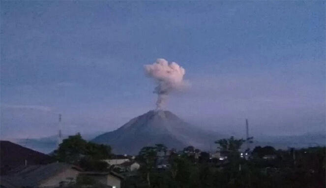 Letusan Gunung Di Awal Tahun: Gunung Sinabung Mengeluarkan Awan Panas