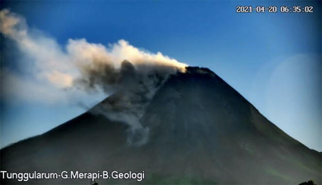 Letusan Gunung Di Awal Tahun: Gunung Sinabung Mengeluarkan Awan Panas