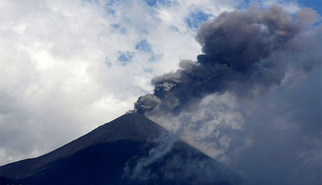 Letusan Gunung Di Awal Tahun: Gunung Sinabung Mengeluarkan Awan Panas