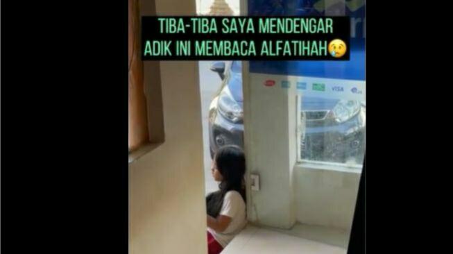 Terenyuh! Viral Bocah Mengaji di Depan Bilik ATM, Bikin Publik Merinding