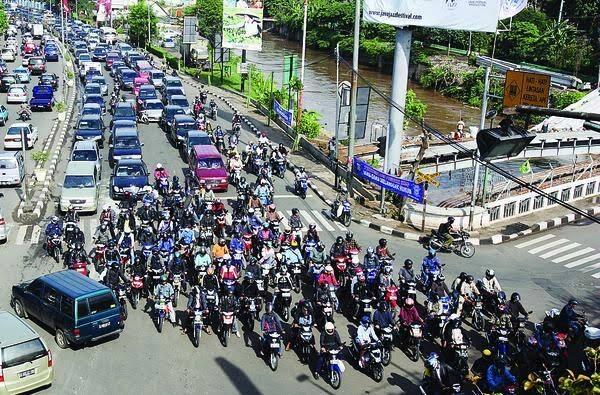 Penyebab Kecelakaan Di Lampu Lalu Lintas!!